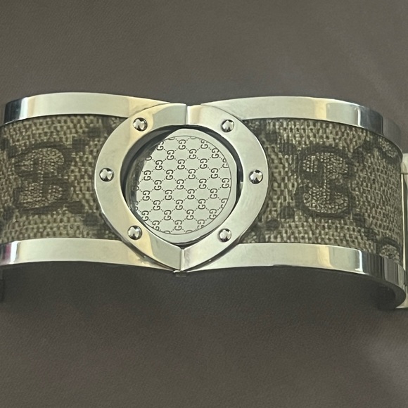 New Authentic Gucci bracelet watch! Twirls from watch to bracelet - Picture 12 of 12